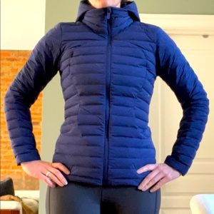Lululemon Pack It Down jacket, size 8, in blue. As new!